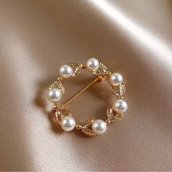 New Pearl Brooch - Picture 1 of 3